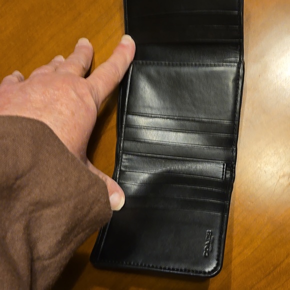 Coach Trifold Wallet. - Picture 4 of 8